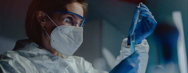 Chercheur travaillant sur la découverte de médicaments