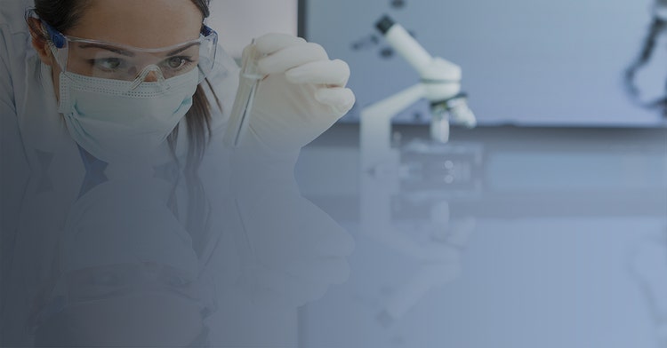 Chercheur travaillant sur la découverte de médicaments