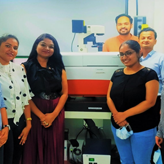 Équipe de Yashraj Biotechnology avec le système ImageXpress Nano