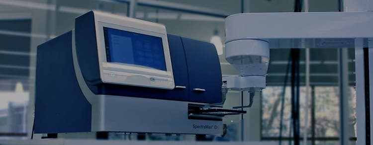 Automatisation de laboratoire pour les tests sur plaque haut débit