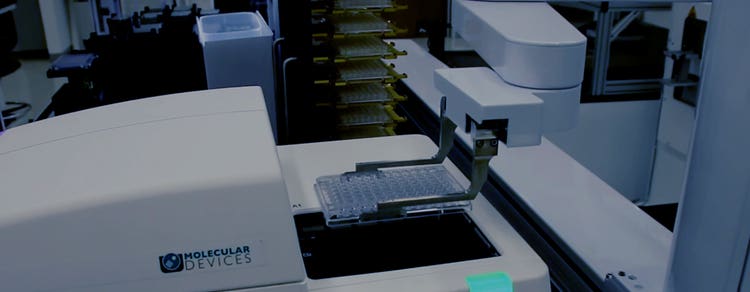 Automatisation de laboratoire pour le criblage à haut contenu (high-content screening, HCS) et haut débit